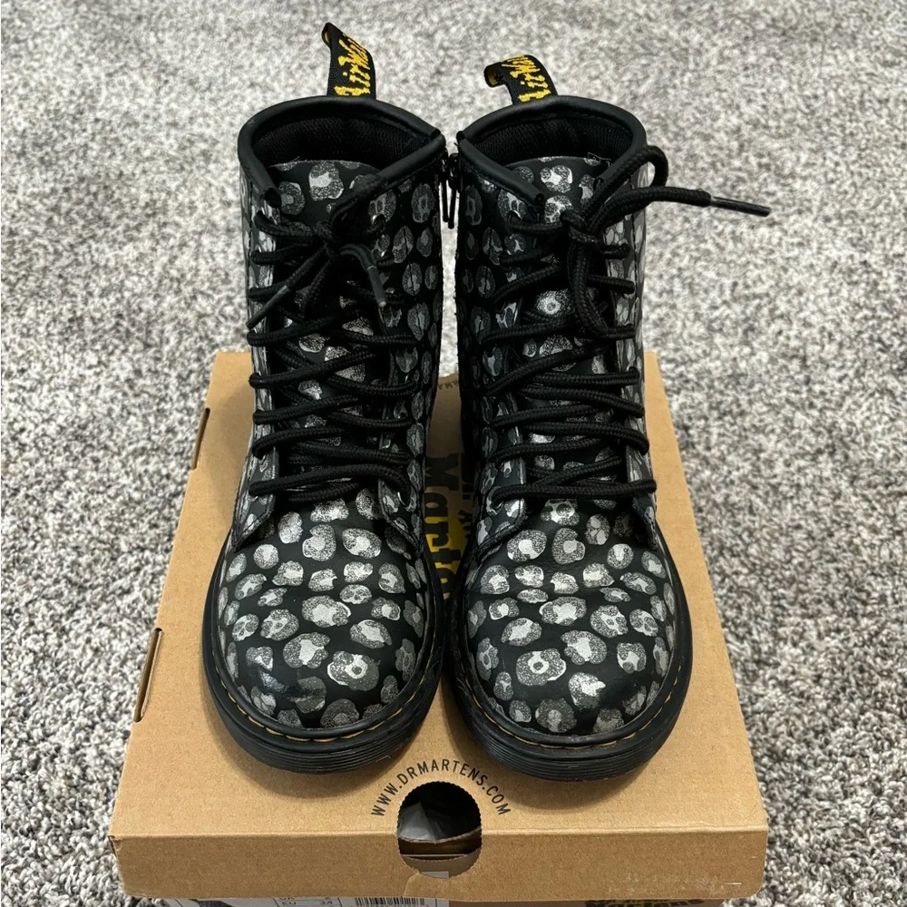 Doc Martens JUNIOR LEOPARD HYDRO LEATHER LACE UP BOOTS